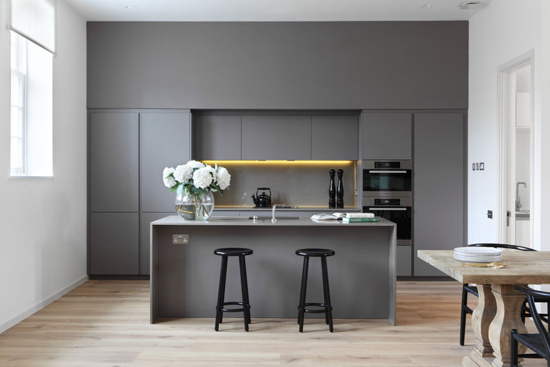 cozinha-simples-com-geladeira-integrada-em-cinza-branco-e-madeira