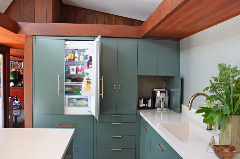 cozinha-com-madeira-e-geladeira-integrada-em-armário-verde-azulado