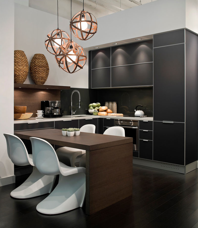 cozinha-contemporânea-com-branco-preto-e-madeira-geladeira-integrada