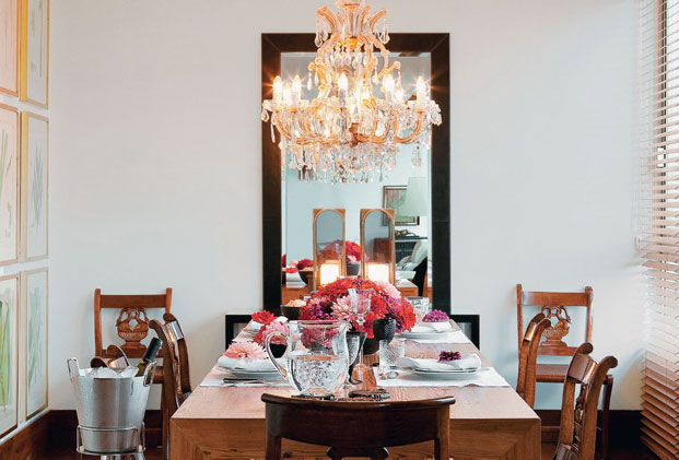 destaque-como-combinar-lustre-de-cristal-e-espelho-na-sala-de-jantar