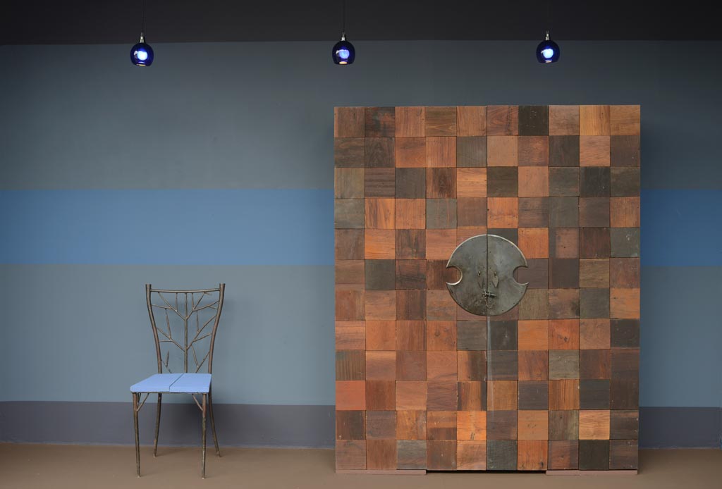 EMERY-&-CIE—Ambiance-fond-bleu,-Armoire-en-marqueterie-de-bois-exotiques-et-chaise-Arbre