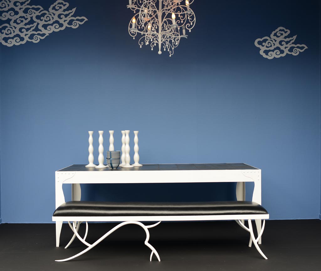 EMERY-&-CIE—Ambiance-Nuage-Chinois-Blanc-sur-Bleu-Marrakech,-mobilier-fer-forgé-peint-en-blanc
