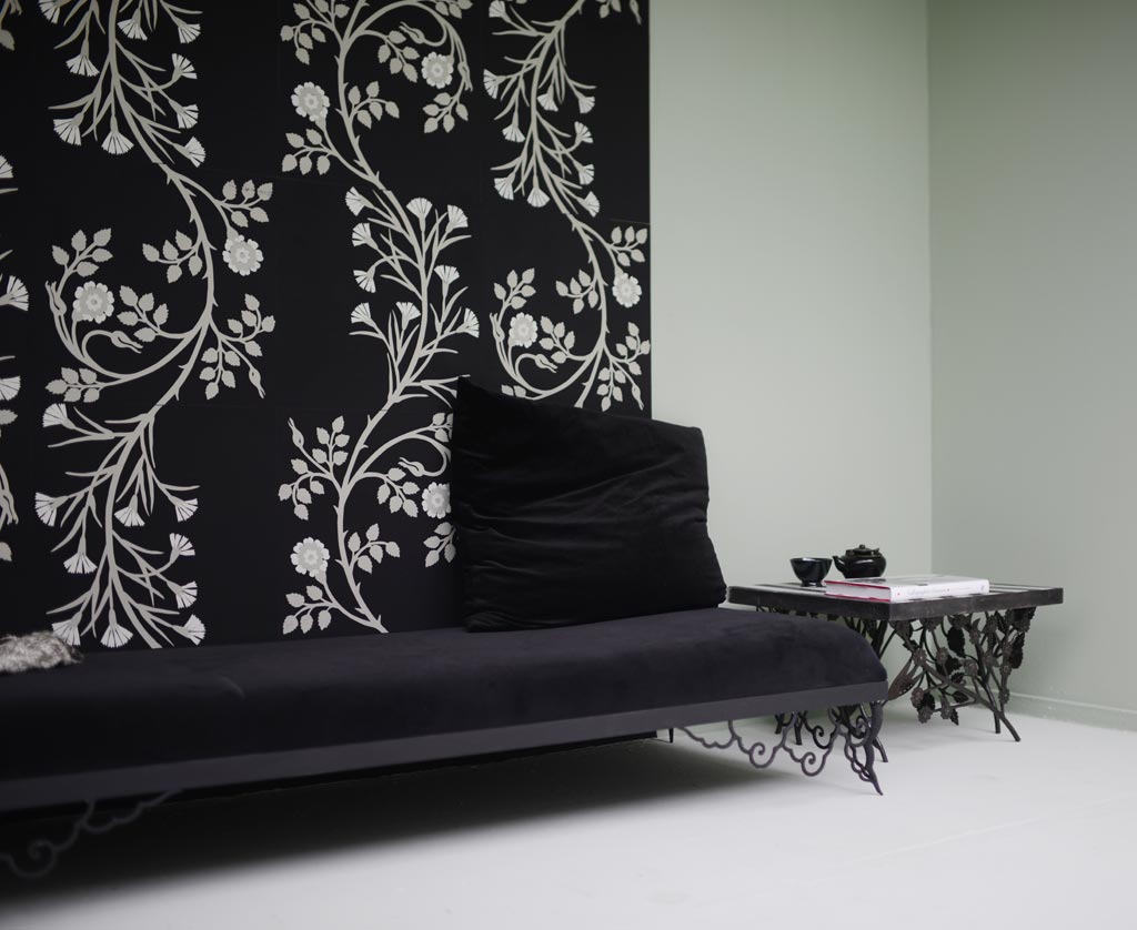 EMERY-&-CIE—Banquette-NUAGES-CHINOIS-sur-mur-en-dominos-ROSIERS-&-OEILLETS-vert-fond-noir