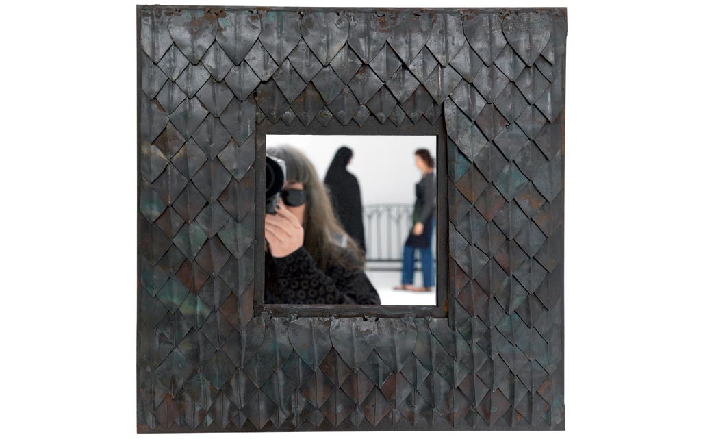 EMERY-&-CIE—Cadre-de-miroir-carré-modèle-Ecailles-fer-forgé-patiné-rouille-foncée–reflet-photographe-réduit