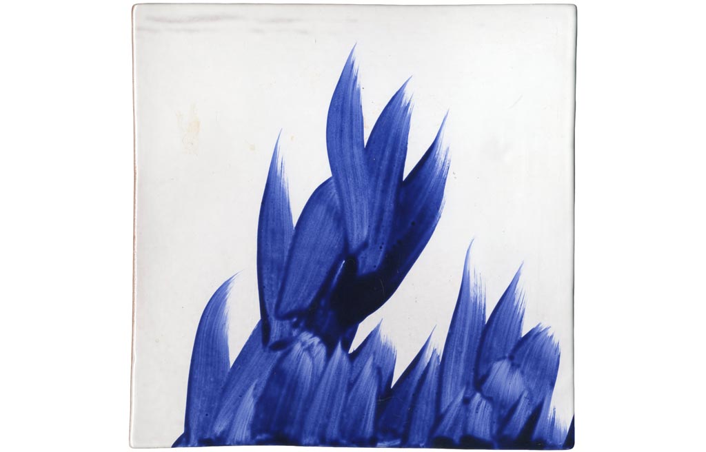 EMERY-&-CIE—Carreau-céramique-20×20-peint-à-la-main,-motif-de-la-série-BUISSON-en-bleu–1