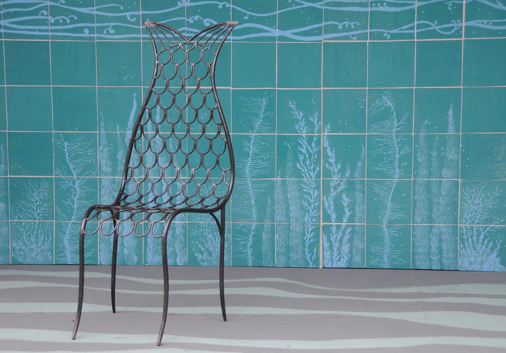 EMERY-&-CIE—Carreaux-20-x-20-motif-FONDS-MARINS-peint-à-la-main,et-chaise-fer-forgé-ECAILLES