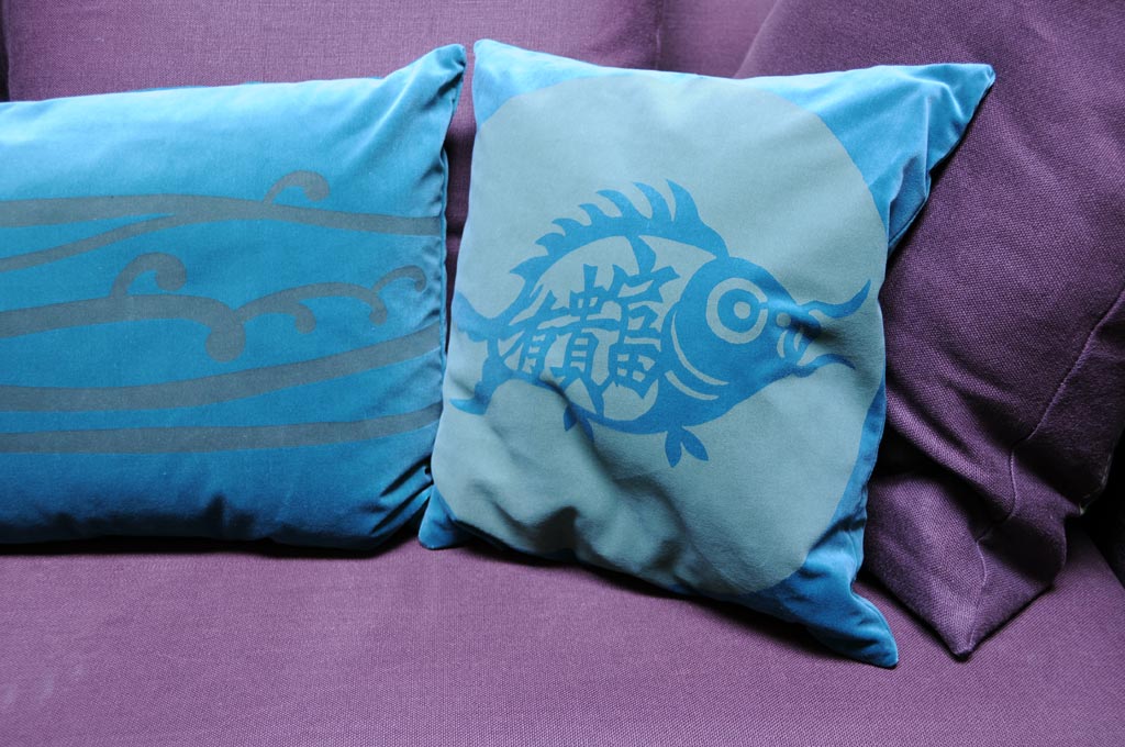 EMERY-&-CIE—Coussins-en-velours-imprimés-motifs-POISSON-CHINOIS-et-ALGUE,-velours-bleu-moyen