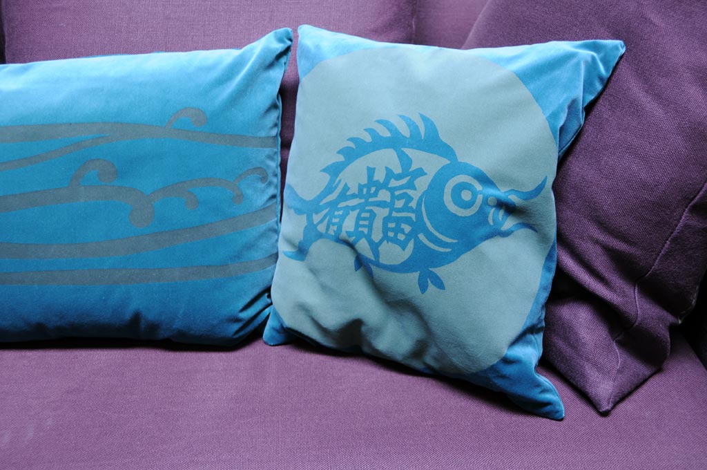 EMERY-&-CIE—Coussins-en-velours-imprimés-motifs-POISSON-CHINOIS-et-ALGUE,-velours-bleu-moyen
