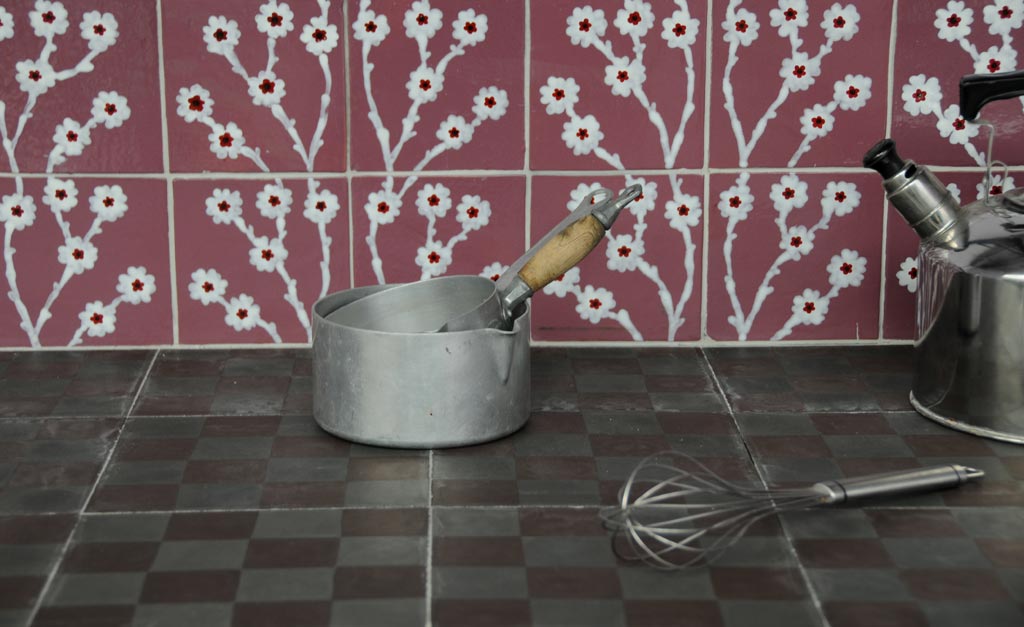 EMERY-&-CIE—Crédence-cuisine-carreaux-motif-Primula-Arborea-blanc-rouge-sombre-sur-Kleurtjes-Prune-Claire-6