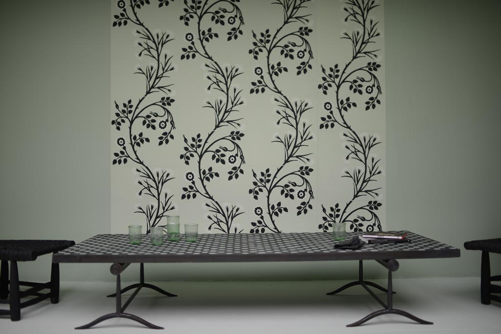 EMERY-&-CIE—Dominos-Rosiers&Oeillets-fond-vert-pâle-au-mur,-table-basse-tréteaux-COQUILLAGES-FF,-plateau-ciments-motif-POIS