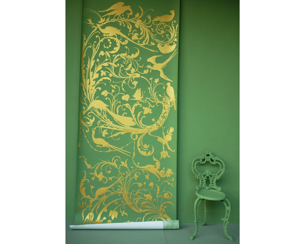 EMERY-&-CIE—Hand-printed-wallpaper-motif-Méchants-Oiseaux-in-gold-on-green-background
