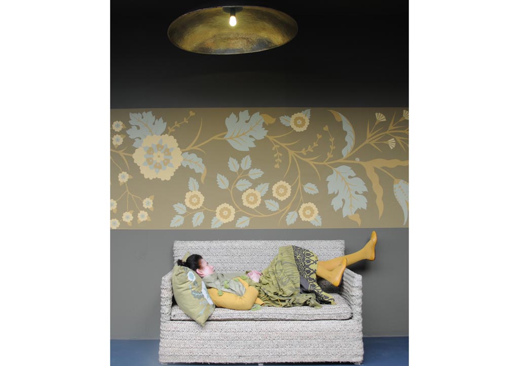 EMERY-&-CIE—Lampe-ASSIETTE-GM,-papier-peint-IZNIK-TGM,-fauteuil-double-EN-HERBES,-personnage