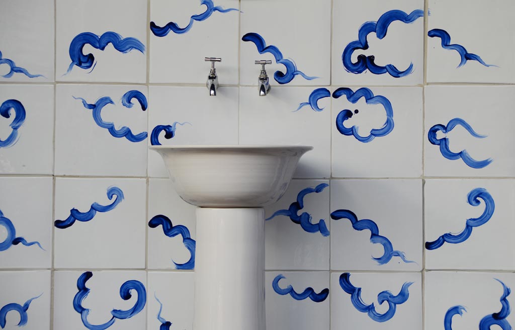 EMERY-&-CIE—Lave-main-et-carreaux-céramique-20×20-peints-à-la-main-motifs-NUAGES-CHINOIS