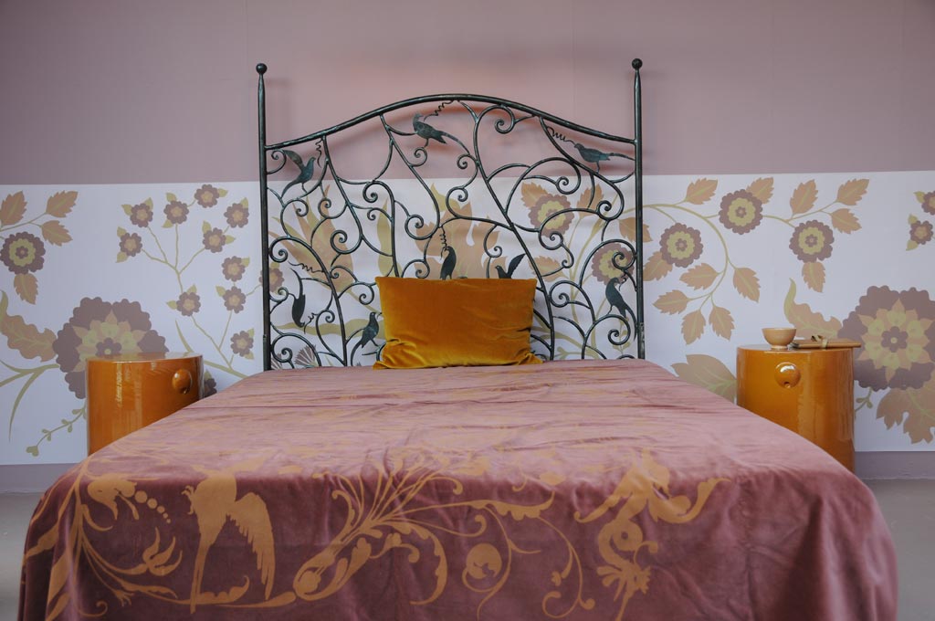 EMERY-&-CIE—Lit-fer-forgé-Oiseaux,-ambiance-rose-orange