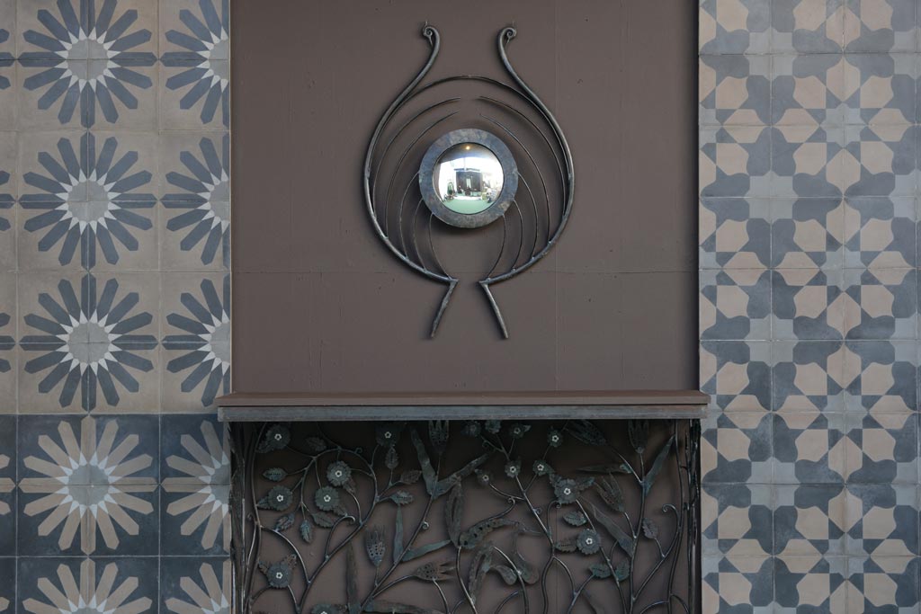 EMERY-&-CIE—Panneaux-muraux-carreaux-ciment-N°162-et-166,-couleurs-brun-gris-noir,-console-Iznik-et-miroir-sorcière-Oiseaux