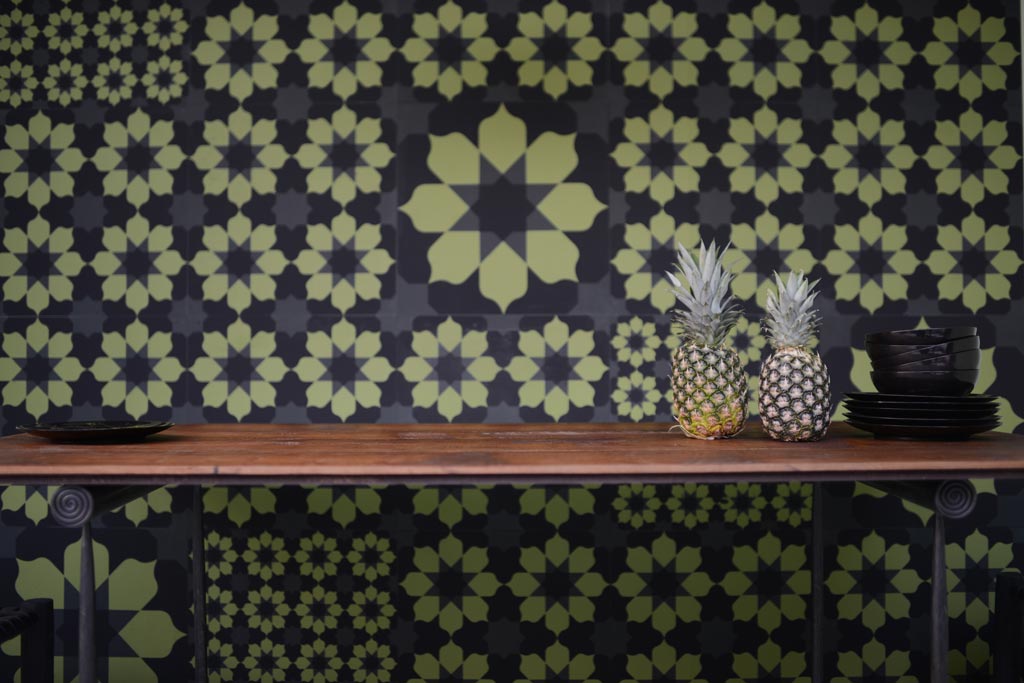 EMERY-&-CIE---Papier-peint-en-dominos-carrés-motif-STACHRI,-vert-AAM,-noir-et-N°81-Crotte-d'éléphant