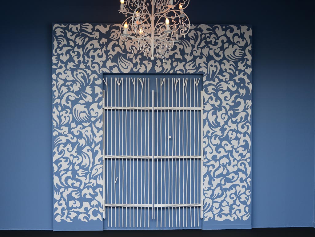 EMERY-&-CIE—Papier-peint-motif-Antique-Chinoiserie-en-encadrement,-lustre-et-grille-fer-forgé-peint