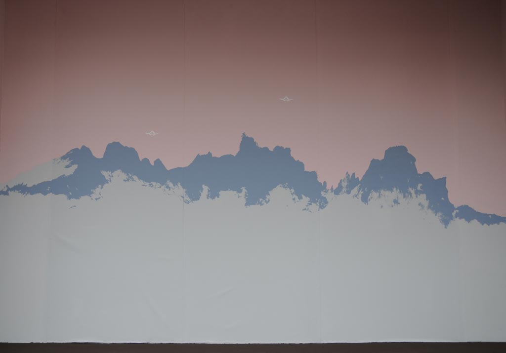 EMERY-&-CIE—Papier-peint-motif-LA-MONTAGNE-en-panoramique,-Bleu-Gris-et-Bleu-Gris-dégradé-sur-fond-Bordeaux-dégradé-rose