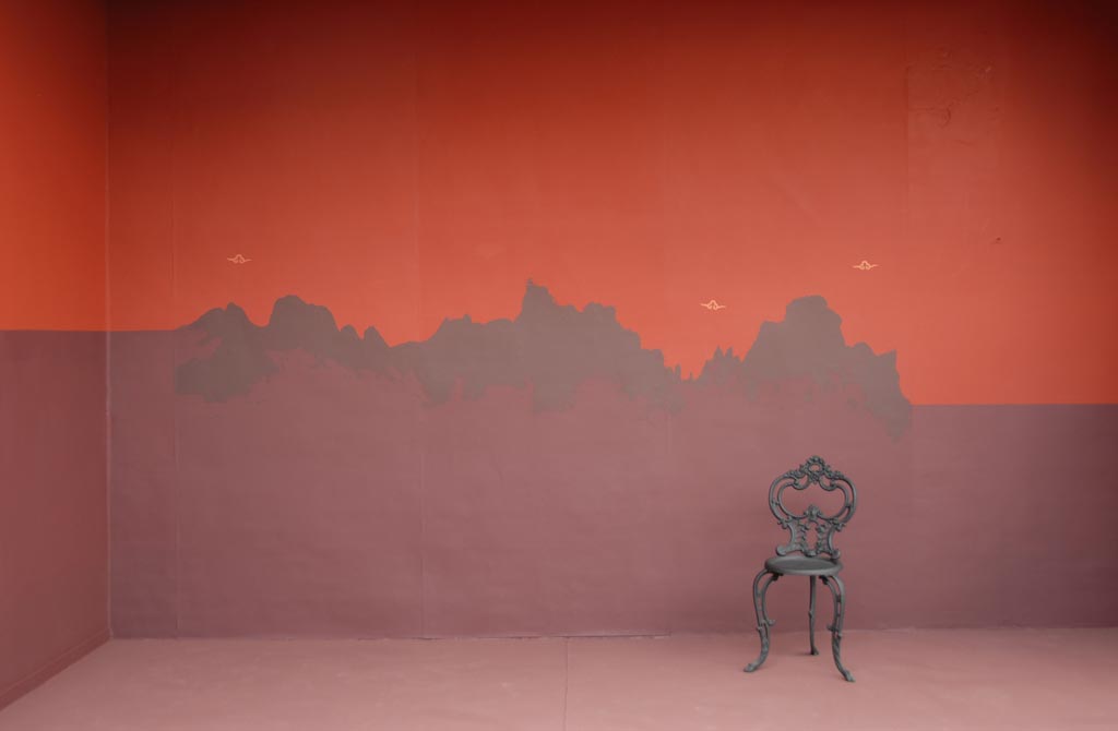 EMERY-&-CIE—Papier-peint-motif-LA-MONTAGNE-en-panoramique-Prune-Rouge-et-Prune-Bleue-sur-fond-Rouge-de-Chine,-chaise