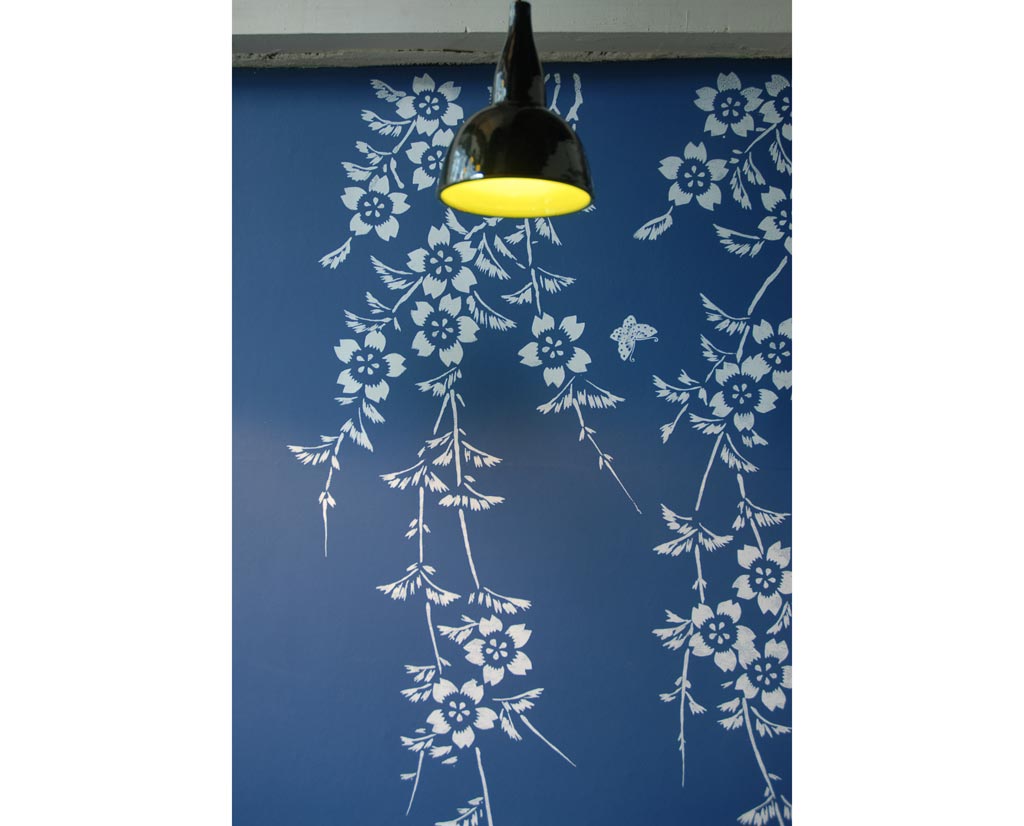EMERY-&-CIE—Papier-peint-Prunier-en-Fleur-et-lampe-céramique-Bol
