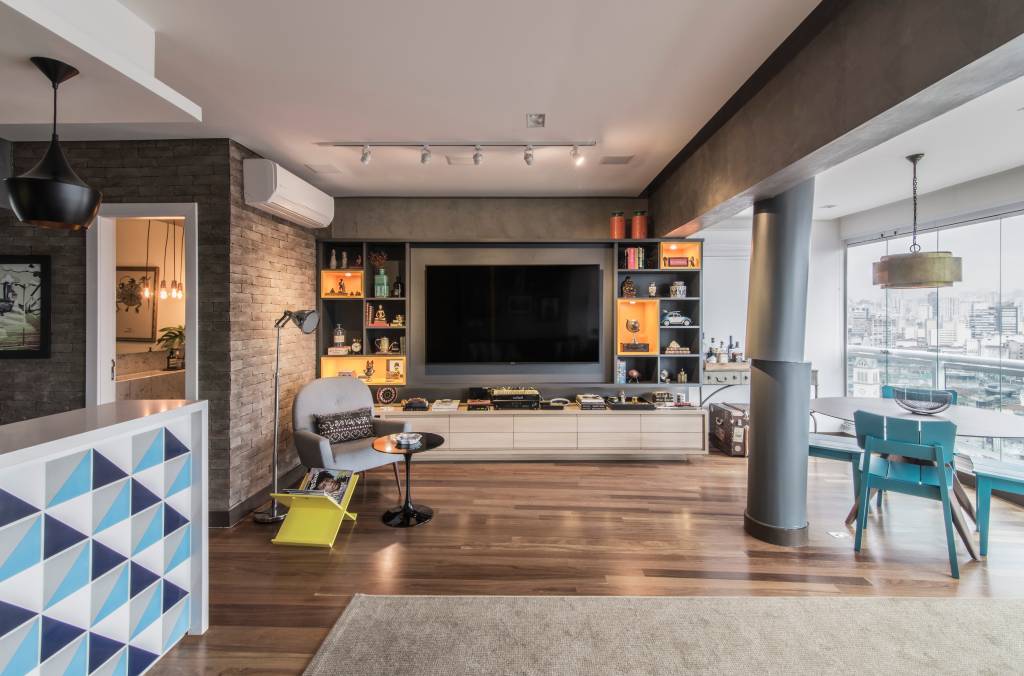 Apartamento de 76 m² com estilo industrial e toques de cor