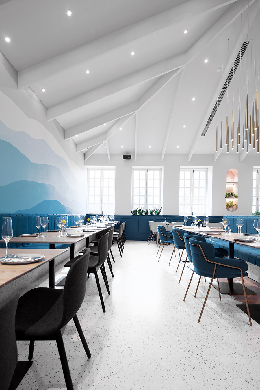 Tons de azul trazem charme contemporâneo à restaurante em Xangai