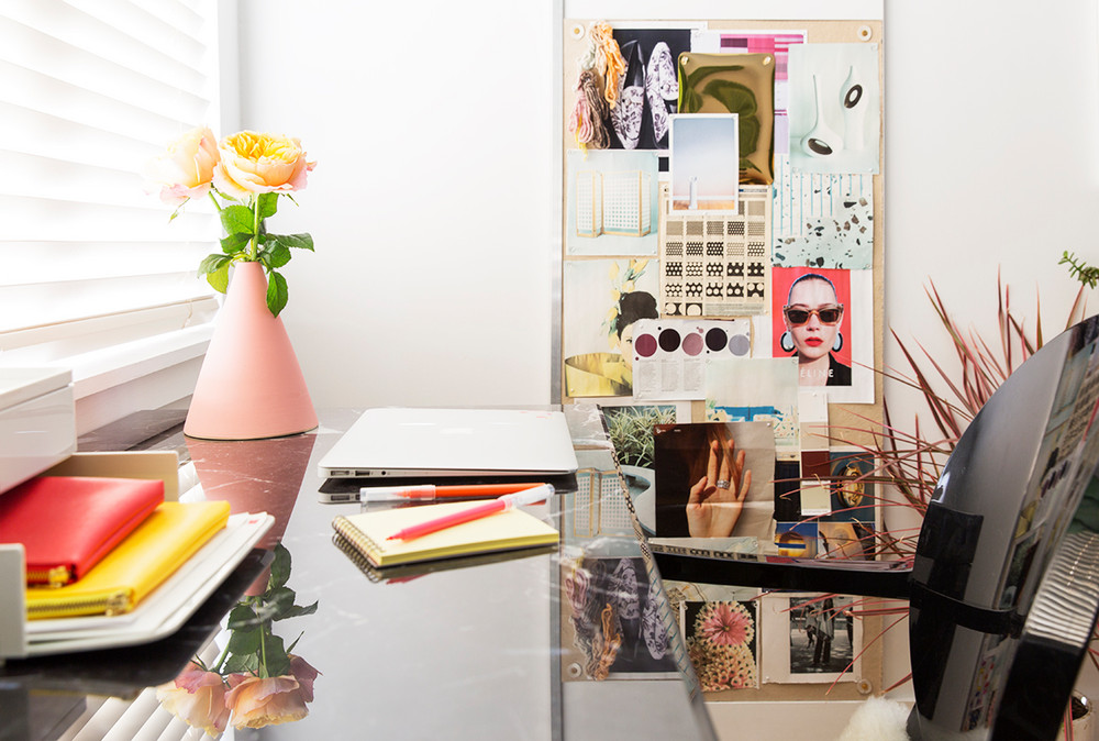 Quarto com papel de parede degradê e muitas plantas inspiração do dia casa claudia