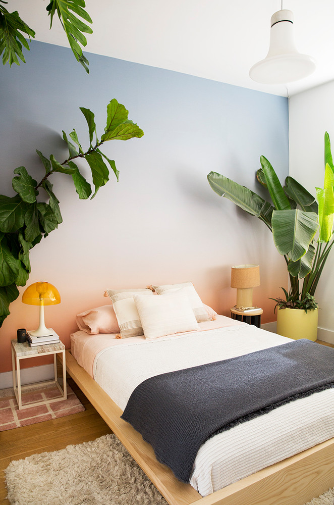 Quarto com papel de parede degradê e muitas plantas inspiração do dia casa claudia