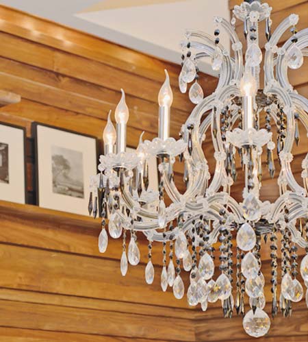 Cristais Swarovski transparentes e pretos dão vida a este lustre, que mede 8…