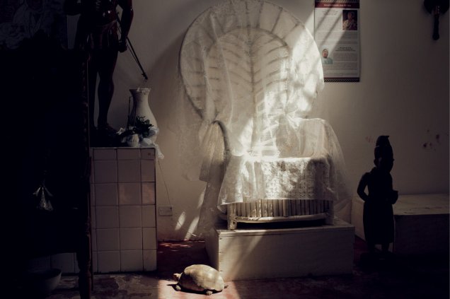 A cadeira com a tartaruga carrega a história da casa, sendo pertencente à Mãe Sylvia de Oxalá, antiga ialorixá da casa