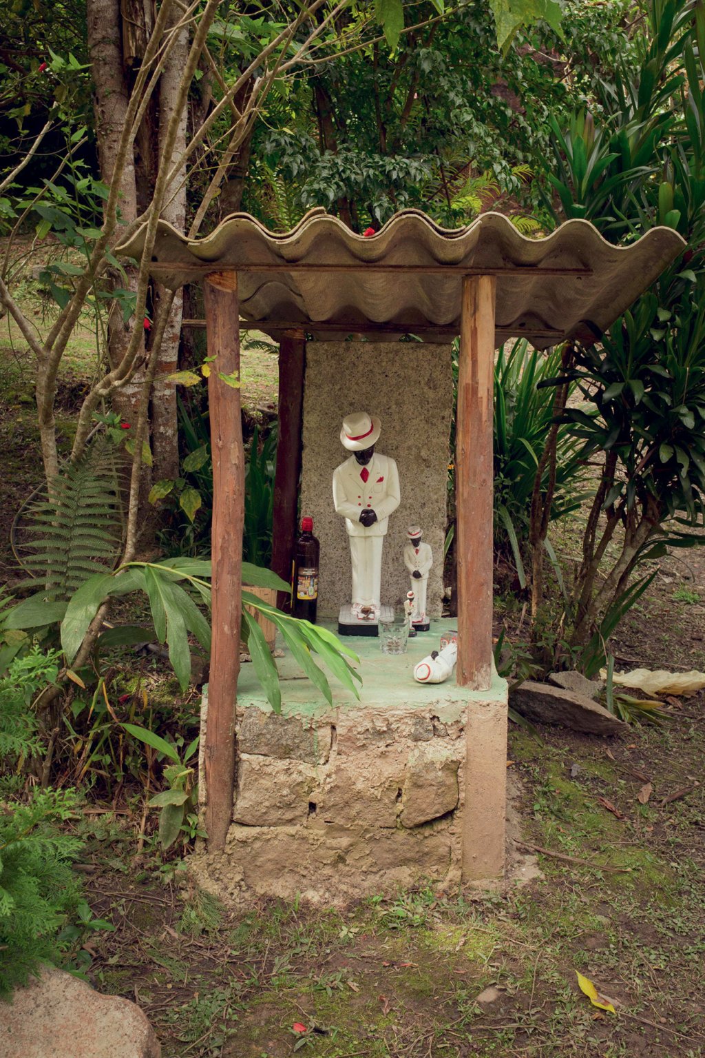 Na parte externa do barracão, à esquerda, o Zé Pilintra, entidade celebrada no Ilê Asé Ojú Oyá há mais de 50 anos. A mãe carnal de Claudia trabalhou com o espírito durante quatro décadas. Por isso, a figura está sempre à frente da casa.