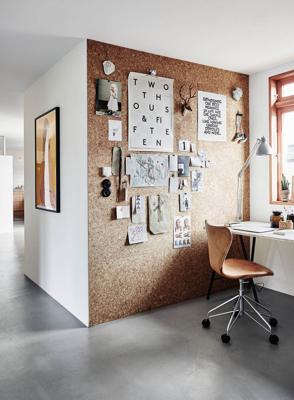 parede-de-cortiça-no-home-office-por-tina-hellberg