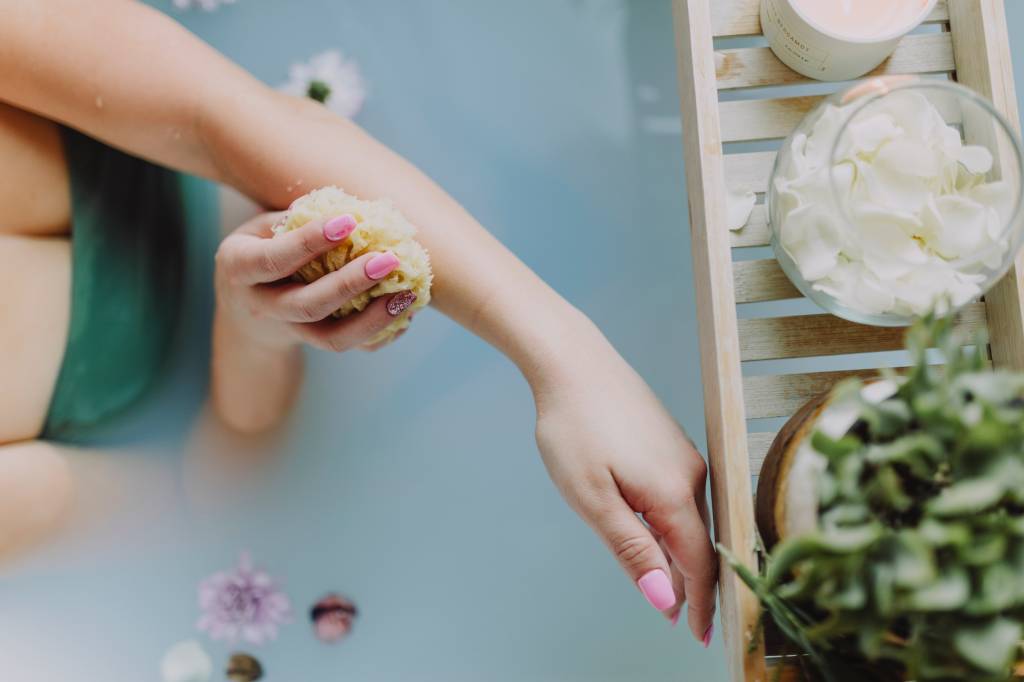 Banho de ervas: confira os melhores para proteção, descarrego e muito mais