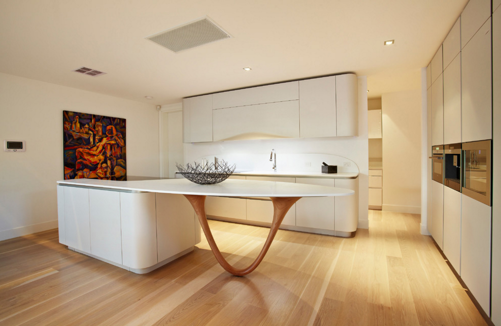 cozinha-moderna-com-linhas-curvas-branco-madeira-e-geladeira-integrada