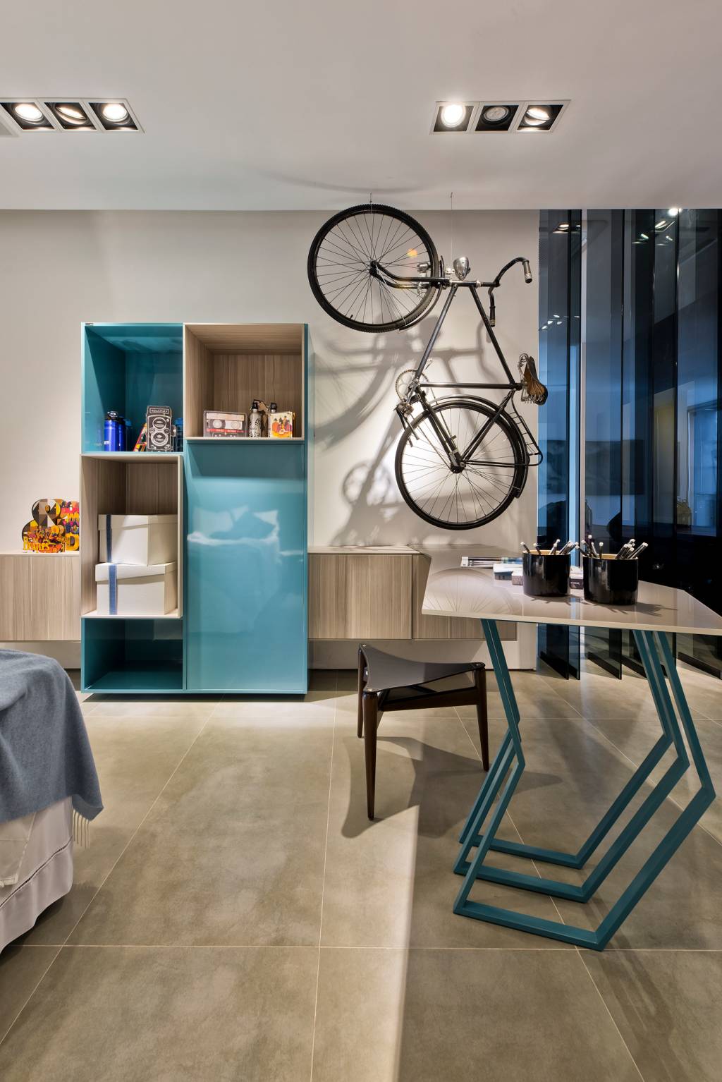 quarto-azul-rapaz-bike