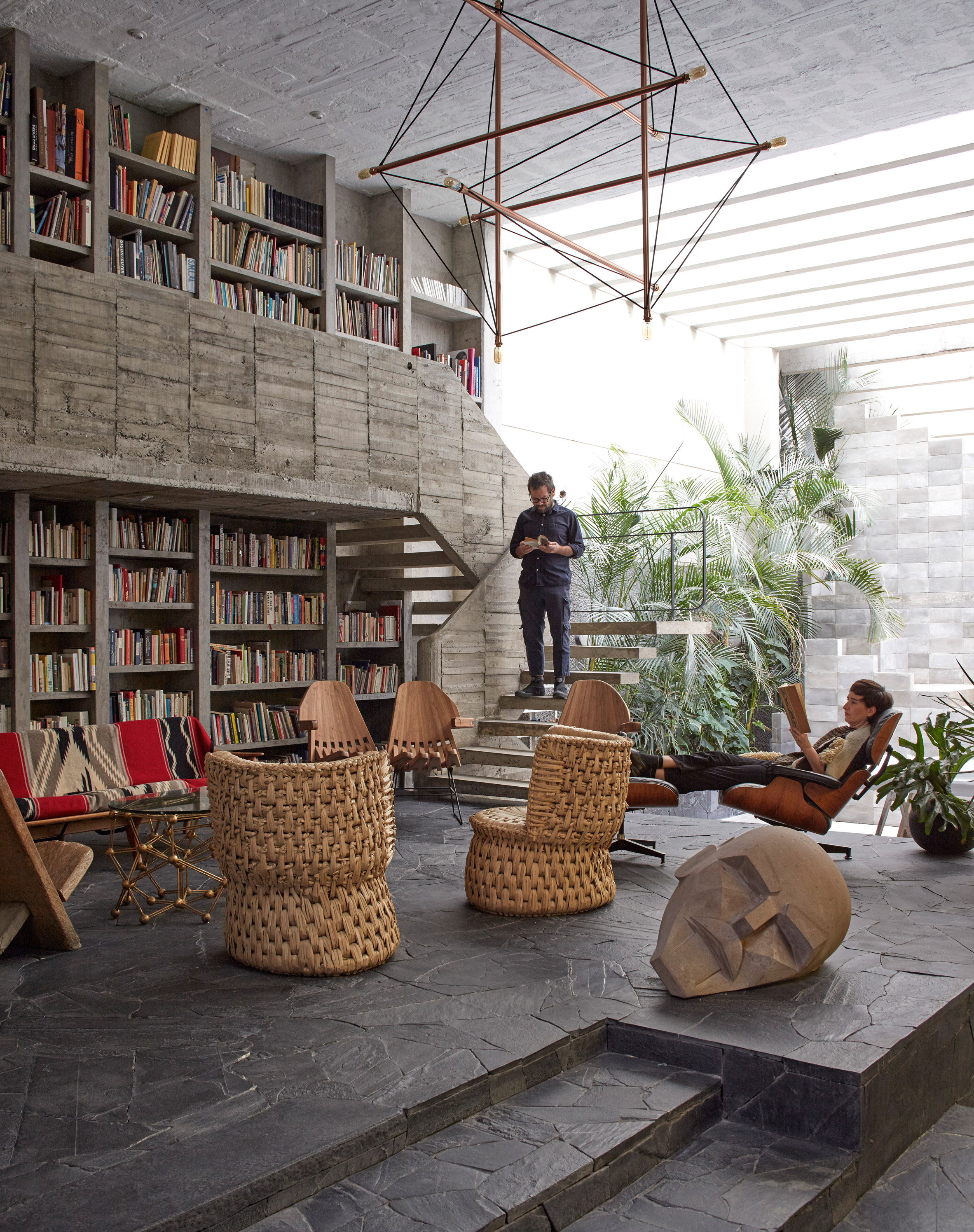 Sala modernista com biblioteca do escultor mexicano Pedro Reyes