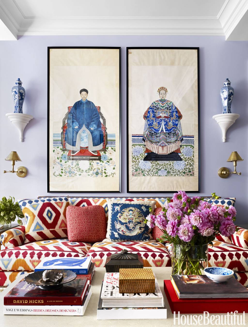 sala-de-estar-azul-com-dois-quadros-sobre-o-sofa