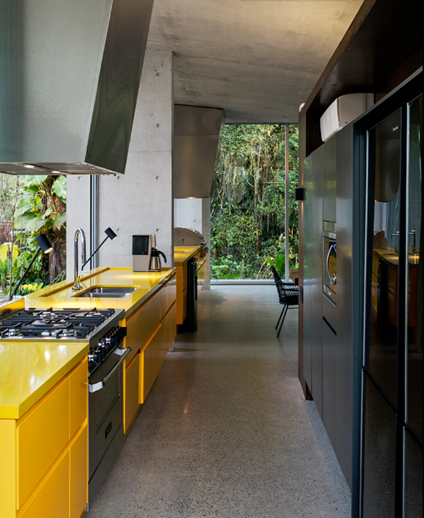 cozinha estreita e moderna com cores preto e amarelo