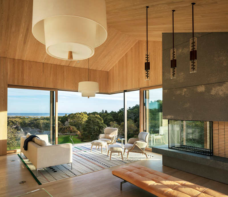 Sala de estar moderna com vista para o mar