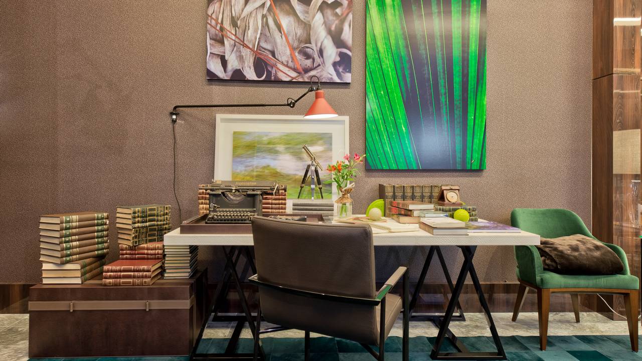 Home Office clássico e elegante com toques de verde