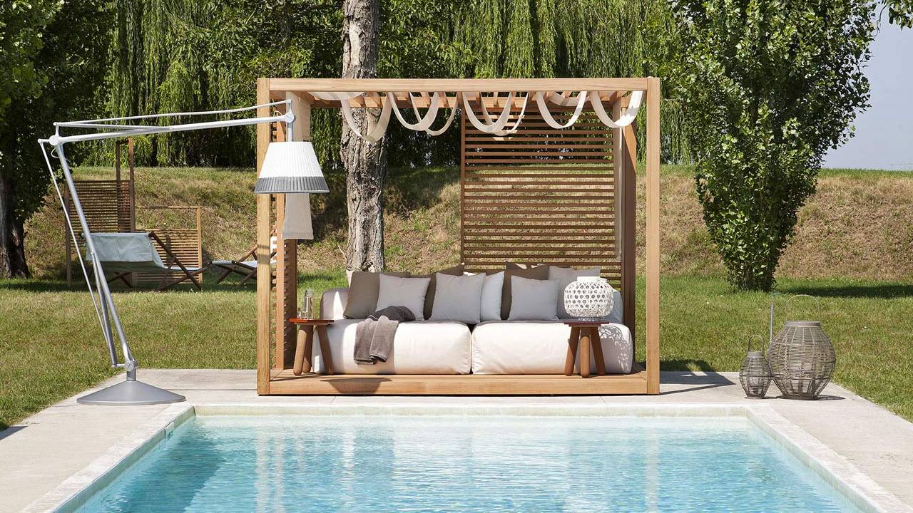 piscina com pergolados de madeira