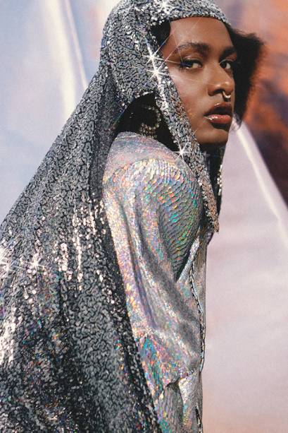 Liniker usa capa, calça e top, tudo Apartamento 03 Liniker usa capa, calça e top, tudo Apartamento 03