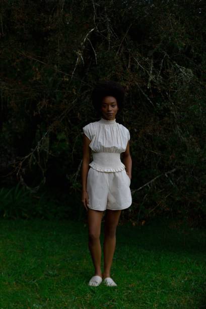 Blusa faz referência a era vitoriana Blusa faz referência a era vitoriana