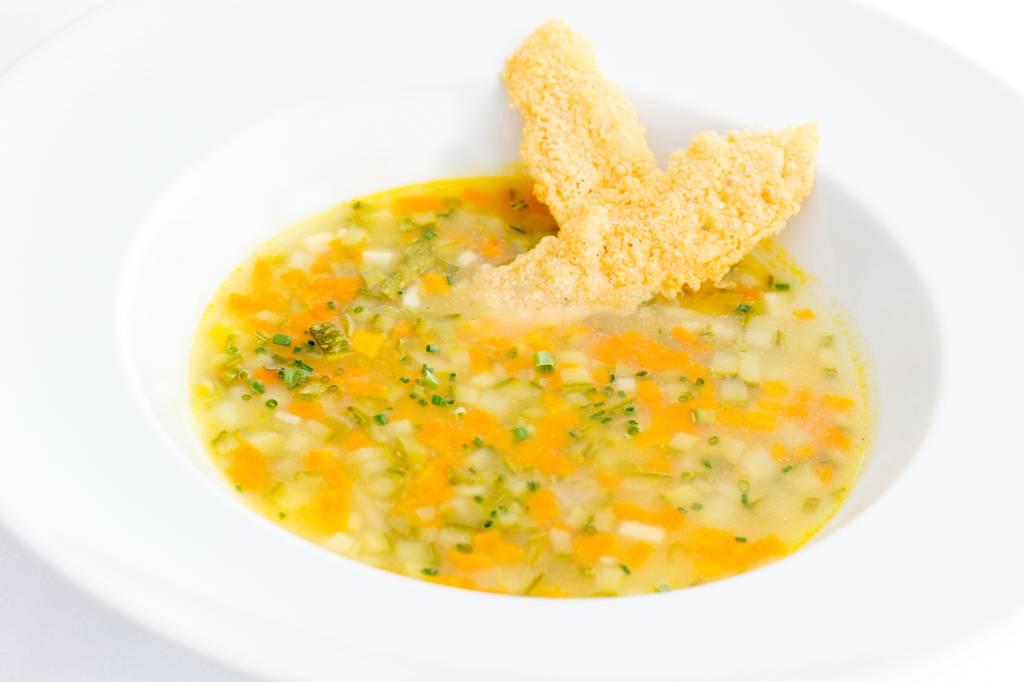 Minestrone di verdura con croccante di parmigiano, do Terraço Itália Minestrone di verdura con croccante di parmigiano, do Terraço Itália