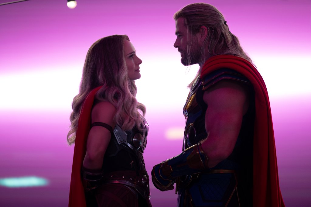 Natalie Portman e Chris Hemsworth em "Thor: Amor e Trovão".