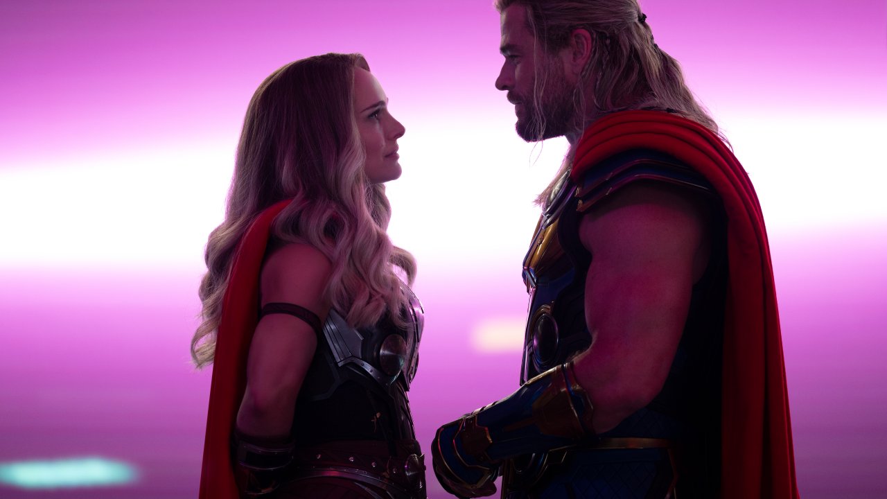 Natalie Portman e Chris Hemsworth em "Thor: Amor e Trovão".