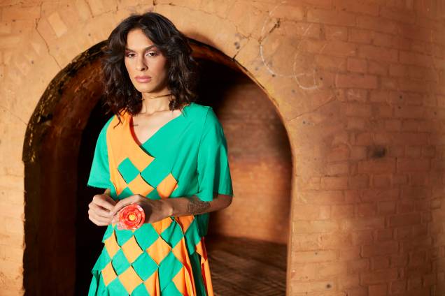 Vestido com sobreposição de tecido Vestido com sobreposição de tecido