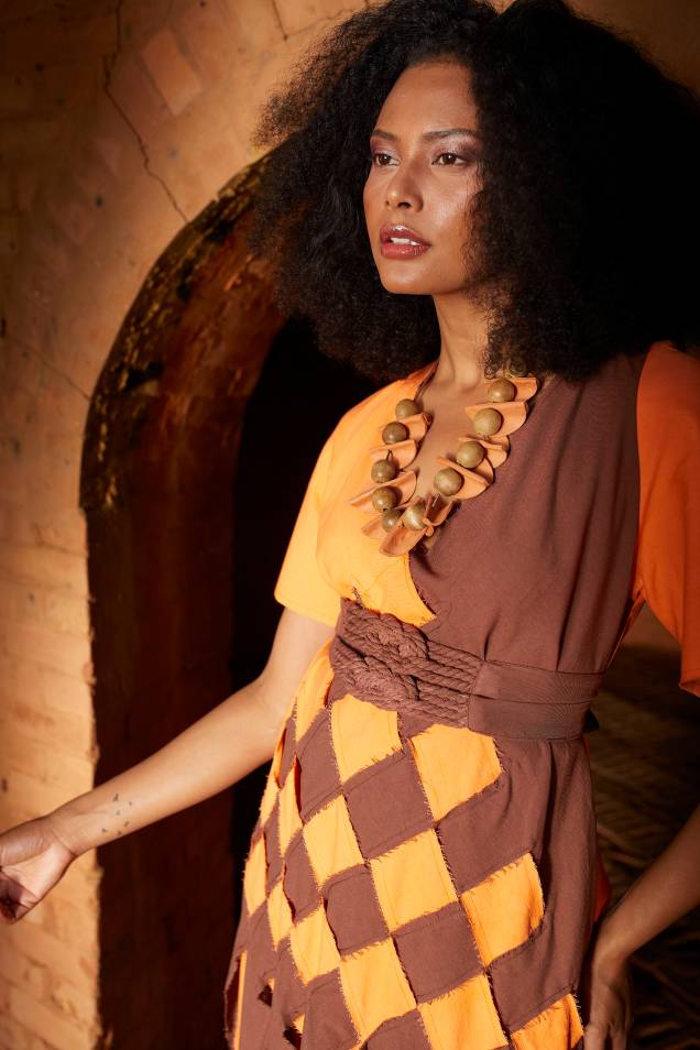 Vestido com sobreposição e tecido trançado Vestido com sobreposição e tecido trançado