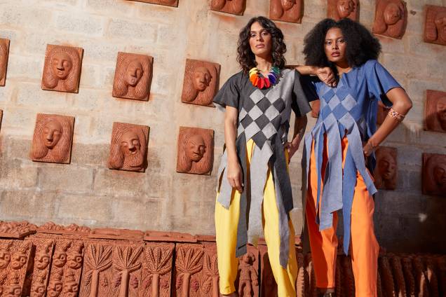 Blusa com sobreposição de tecido em forma geométrica Blusa com sobreposição de tecido em forma geométrica