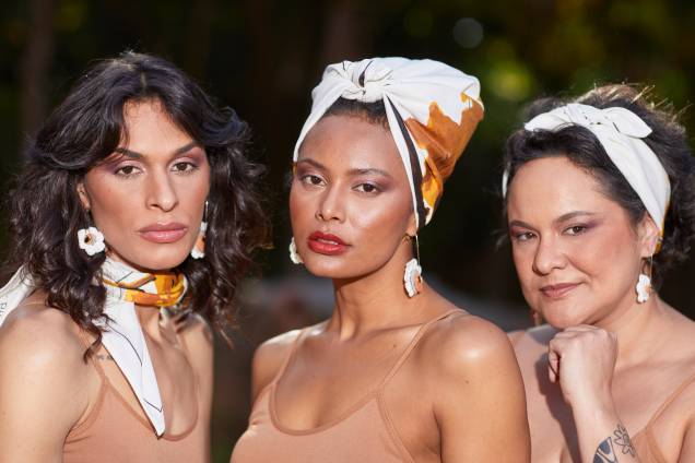 Lenços também foram destaque nos looks Lenços também foram destaque nos looks